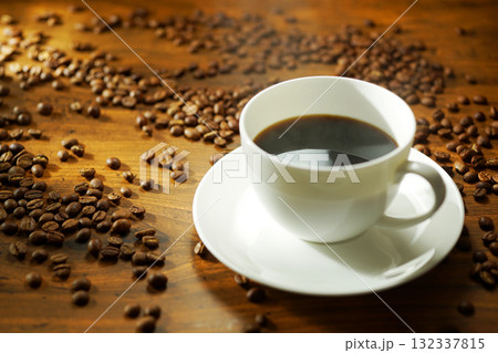 湯気が立ち上がる熱々のコーヒー 132337815