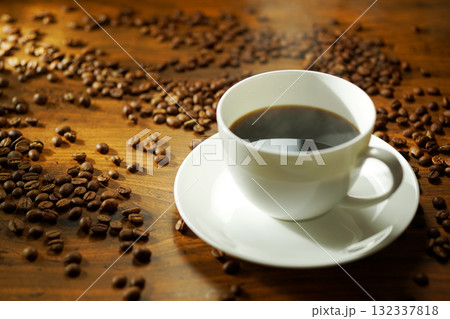湯気が立ち上がる熱々のコーヒー 132337818