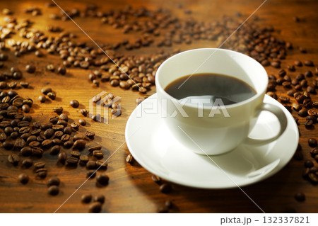 湯気が立ち上がる熱々のコーヒー 132337821