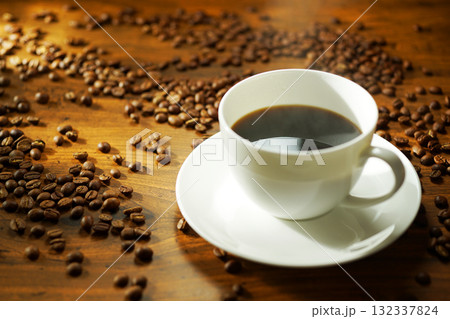 湯気が立ち上がる熱々のコーヒー 湯気が立ち上がる熱々のコーヒー 132337824