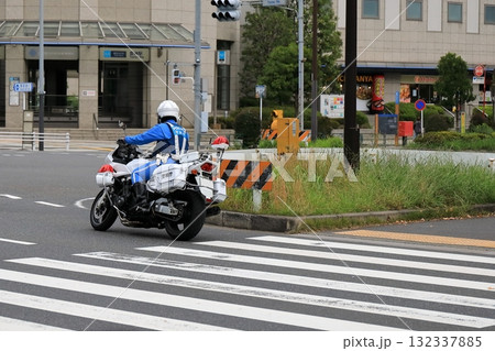 パトロール中の白バイ 132337885