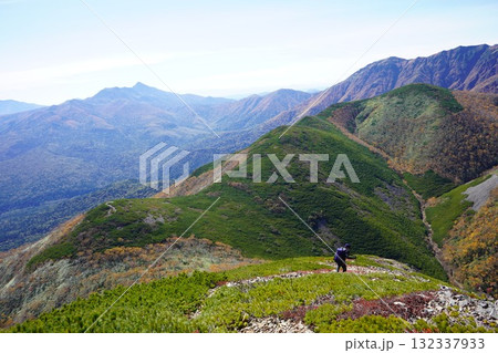 秋の東大雪山ユニ石狩岳と登山者 132337933