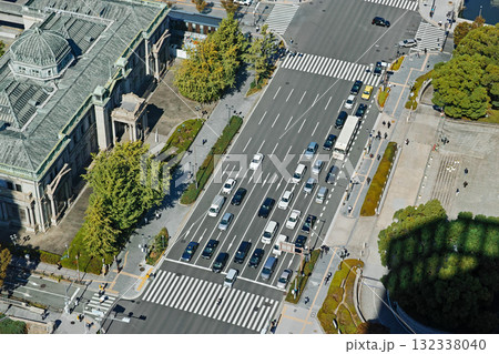 大阪中之島 淀屋橋ステーションワンから見る日銀大阪支店と御堂筋 132338040