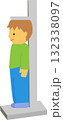 身長を測っている人 132338097