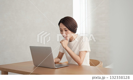 パソコンをする女性 132338128