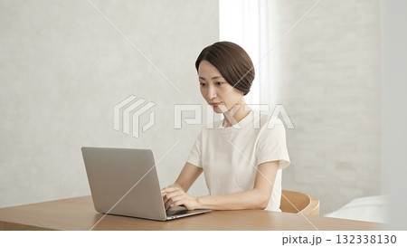パソコンをする女性 132338130