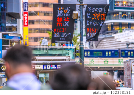 日本の東京都市景観「迷惑禁止 禁止だよ！迷惑ハロウィーン」。外国人観光客で賑わう渋谷＝24日 132338151