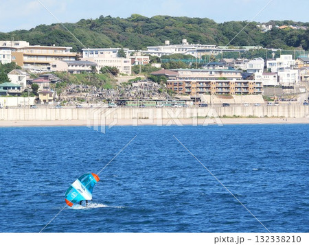 神奈川県　海から見る江ノ電　鎌倉高校前　10月 132338210