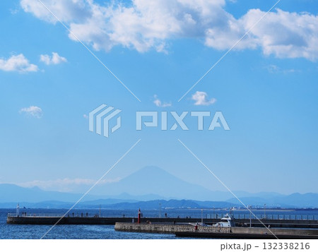 神奈川県　江の島から望む富士山　10月 132338216