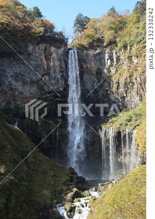 秋の華厳の滝 132338242
