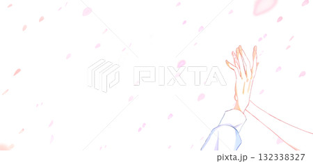 重なり合う男女の手　桜吹雪 132338327