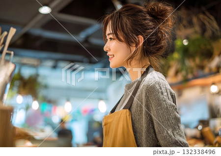 カフェで働くエプロン姿の女性 132338496