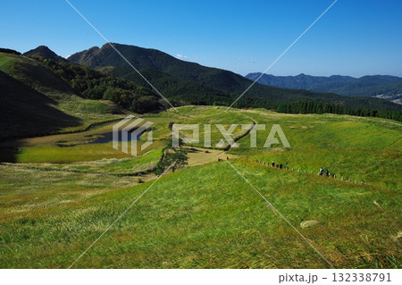 ススキの曽爾高原の亀池 ススキの曽爾高原の亀池 132338791