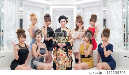 銀座クラブのママとホステス 132339793