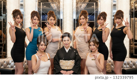 銀座クラブのママとホステス 132339795