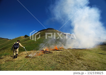 ススキの曽爾高原　秋の山焼き 132339825