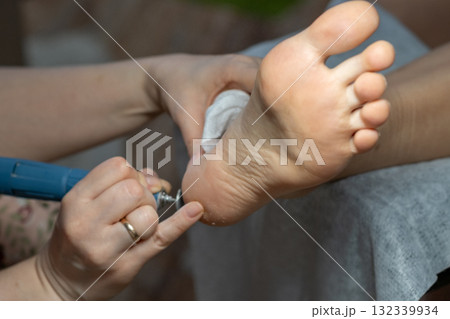 Professional foot exfoliating tool with rotating head. Professional foot exfoliating tool with rotating head. 132339934