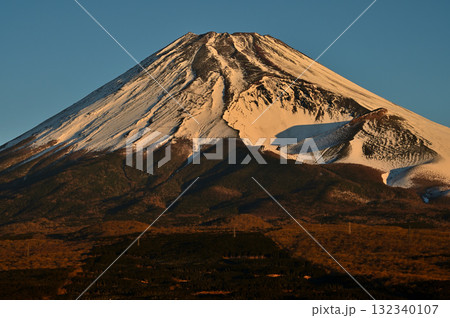 愛鷹山塊の越前岳 十里木高原展望台より朝焼けに染まる富士山と宝永火口 愛鷹山塊の越前岳 十里木高原展望台より朝焼けに染まる富士山と宝永火口 132340107