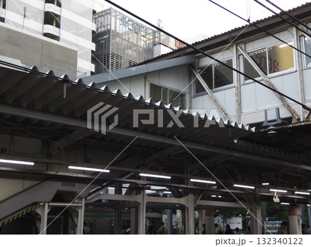 日本の高架下にある雑然とした駅のプラットフォーム 日本の高架下にある雑然とした駅のプラットフォーム 132340122