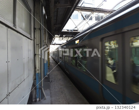 京浜東北線の電車と薄暗いホームの隙間 132340124