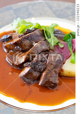 美味しい黒毛和牛フィレ肉のグリル 132340213