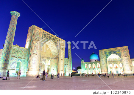 ウズベキスタンのサマルカンドにあるレギスタン広場のとても美しい夜景風景 ウズベキスタンのサマルカンドにあるレギスタン広場のとても美しい夜景風景 132340976