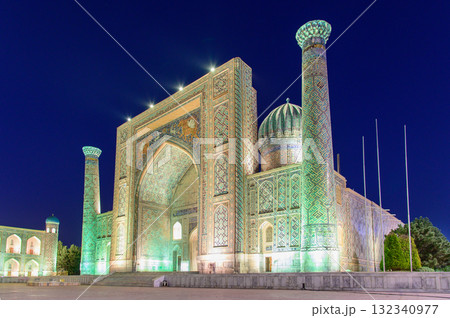 ウズベキスタンのサマルカンドにあるレギスタン広場のとても美しい夜景風景 132340977