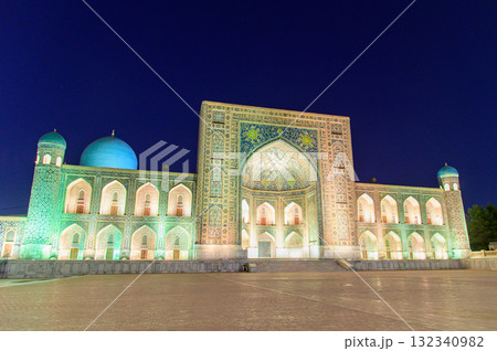 ウズベキスタンのサマルカンドにあるレギスタン広場のとても美しい夜景風景 ウズベキスタンのサマルカンドにあるレギスタン広場のとても美しい夜景風景 132340982