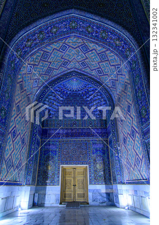 ウズベキスタンのサマルカンドにあるレギスタン広場のとても美しい夜景風景 132341002