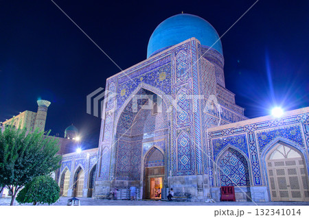 ウズベキスタンのサマルカンドにあるレギスタン広場のとても美しい夜景風景 ウズベキスタンのサマルカンドにあるレギスタン広場のとても美しい夜景風景 132341014
