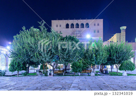 ウズベキスタンのサマルカンドにあるレギスタン広場のとても美しい夜景風景 ウズベキスタンのサマルカンドにあるレギスタン広場のとても美しい夜景風景 132341019