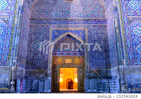 ウズベキスタンのサマルカンドにあるレギスタン広場のとても美しい夜景風景 ウズベキスタンのサマルカンドにあるレギスタン広場のとても美しい夜景風景 132341024