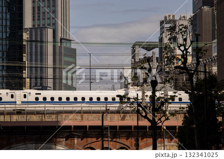 夕方の京王線と交差する電車 132341025