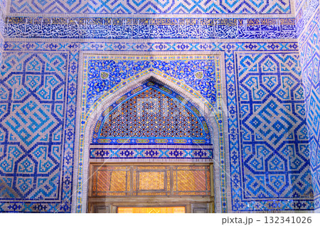 ウズベキスタンのサマルカンドにあるレギスタン広場のとても美しい夜景風景 132341026