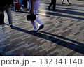 歩く人々の影 132341140