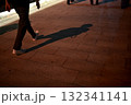歩く人々の影 132341141