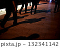 歩く人々の影 132341142