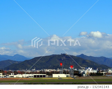 高知龍馬空港の滑走路と三宝山（秋空と四国山地と香長平野） 132341143