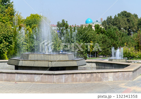 噴水のある閑静な公園の美しい風景 132341358