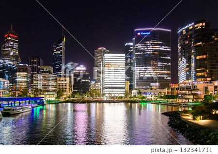 オーストラリア西海岸にあるパースの美しい街並み夜景Beautiful night view of オーストラリア西海岸にあるパースの美しい街並み夜景Beautiful night view of 132341711