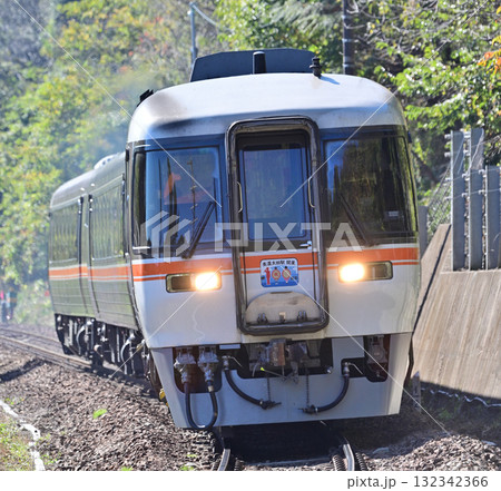 高山本線記念ヘッドマークをまとったキハ85系 132342366
