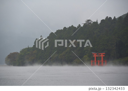 気嵐が発生する芦ノ湖と平和の鳥居 神奈川 気嵐が発生する芦ノ湖と平和の鳥居 神奈川 132342433