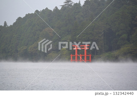 気嵐が発生する芦ノ湖と平和の鳥居 神奈川 気嵐が発生する芦ノ湖と平和の鳥居 神奈川 132342440