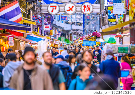 日本の東京都市景観 インバウンド続く…まるで“異国”、外国人観光客らで賑わうアメ横などを望む=24日 日本の東京都市景観 インバウンド続く…まるで“異国”、外国人観光客らで賑わうアメ横などを望む=24日 132342530