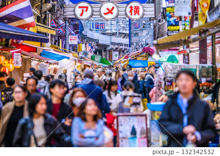 日本の東京都市景観 インバウンド続く…まるで“異国”、外国人観光客らで賑わうアメ横などを望む＝24日 132342532