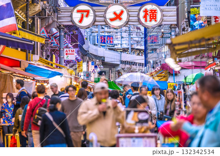 日本の東京都市景観 インバウンド続く…まるで“異国”、外国人観光客らで賑わうアメ横などを望む=24日 日本の東京都市景観 インバウンド続く…まるで“異国”、外国人観光客らで賑わうアメ横などを望む=24日 132342534