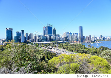 キングスパークから眺める世界で一番美しい街と言われているパースの美しい街並み風景 132342564
