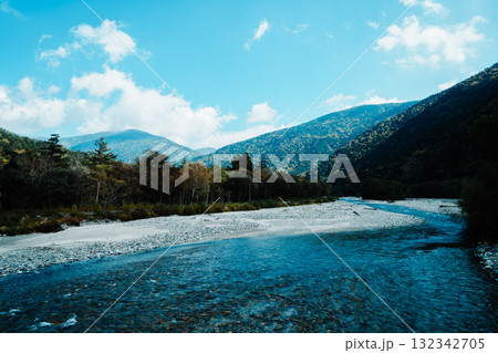 上高地の美しい風景 132342705