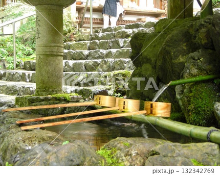 苔むした水場に並ぶ柄杓と石段(手水舎の風景) 苔むした水場に並ぶ柄杓と石段(手水舎の風景) 132342769