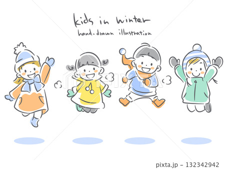 ジャンプしてはしゃぐ冬の子供たち　やわらかくて暖かみのある水彩風手描き線画イラスト 132342942